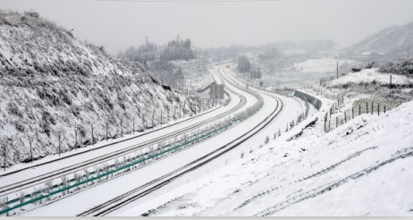 云南客戶雙層油罐冒雪發(fā)貨